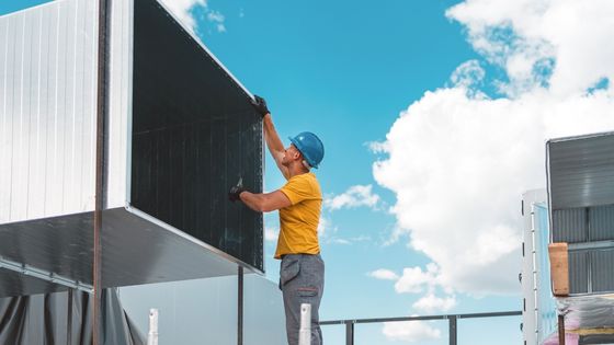 comment utiliser trackdéchets - un technicien frigoriste intervenant sur une climatisation sur un toit d'immeuble