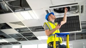 maintenance climatisation - un technicien intervenant sur une climatisation au plafond