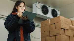 comment développer son réseau professionnel - une femme avec une tablette tactile dans un magasin climatisé
